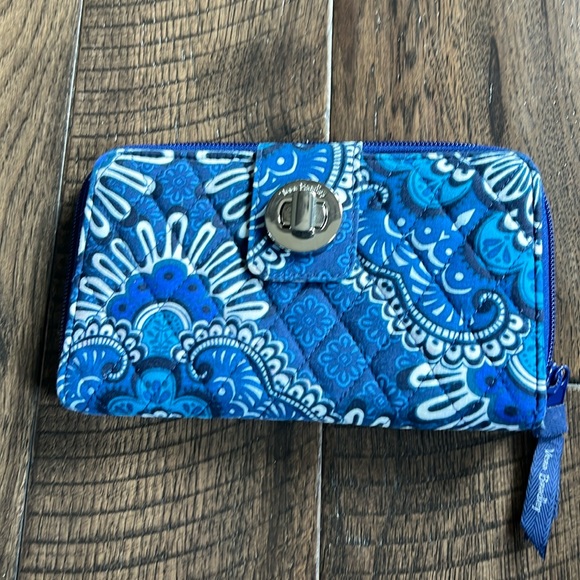 Vera Bradley Turn Lock Zip Around Wallet‎ With RFID Protection - Picture 1 of 6